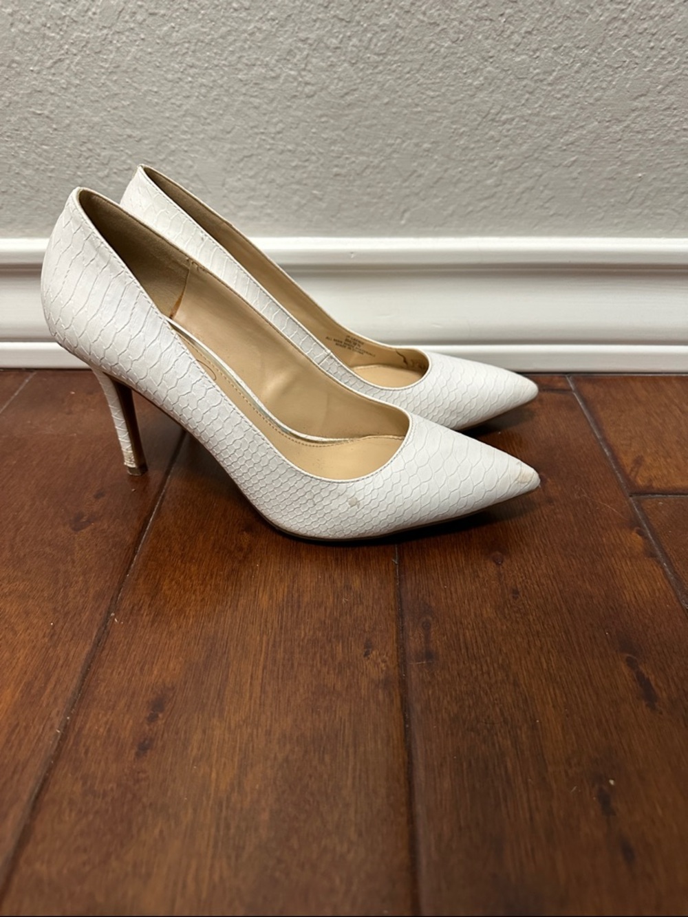 Jessica Simpson White Pointed Pump with Textured Scale Pattern
